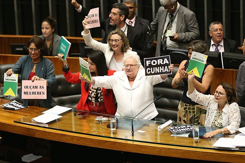 Deputadas protestam na Câmara em 2016: apesar da existência de cotas, elas representam apenas 10,5% do Parlamento