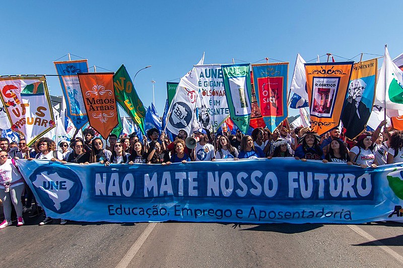Estudantes em manifestação contra desmonte da educação pública no país