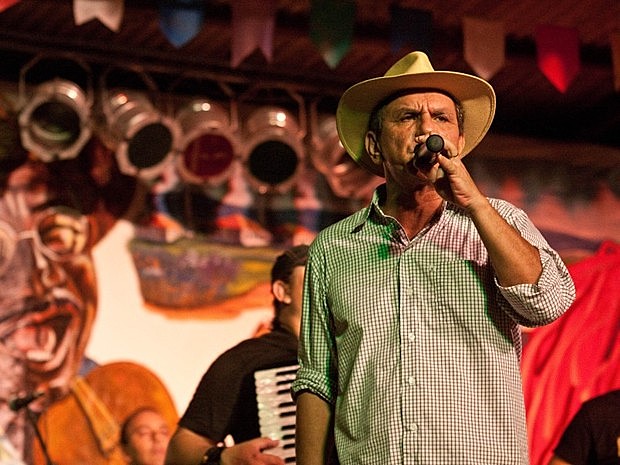 Várias bandas se apresentação na festa, como o cantor de forró Petrucio Amorim