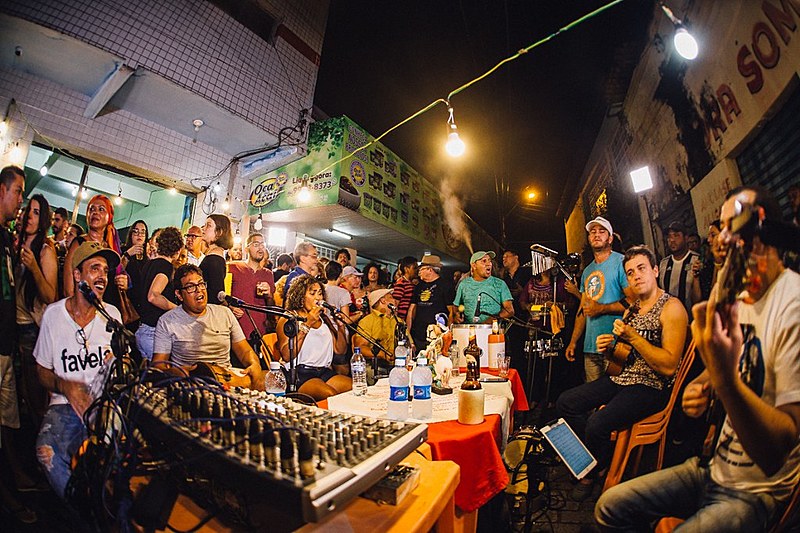 Movimento "Quinta que te quero Samba" é realizado nas proximidades do Beco da Lama, no bairro de Cidade Alta
