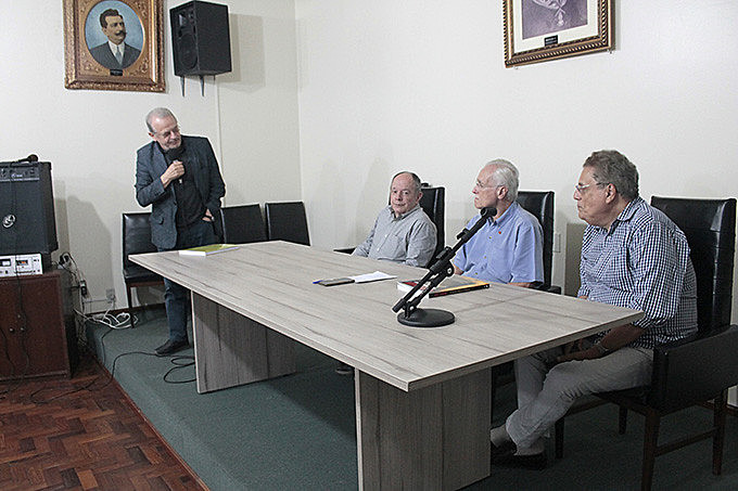 Pré-lançamento da autobiografia de Raul Carrion lotou Salão Nobre da ARI