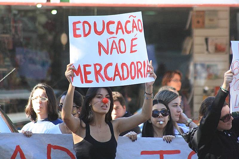 Para coordenador da Campanha Nacional pelo Direito à Educação, veto do governo oficializa o descumprimento do PNE