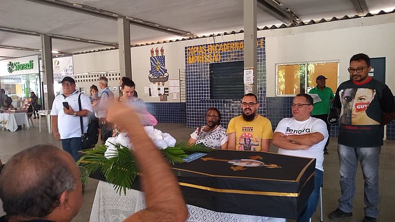 Atividade inusitada tem como objetivo denunciar o desmantelo da educação pública e a retirada de direitos feita pelo governo Bolsonaro.