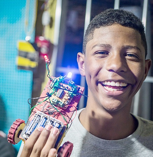 Na última etapa do Favela Hacklab, em agosto, cada criança vai construir um projeto próprio que fará parte de uma exposição