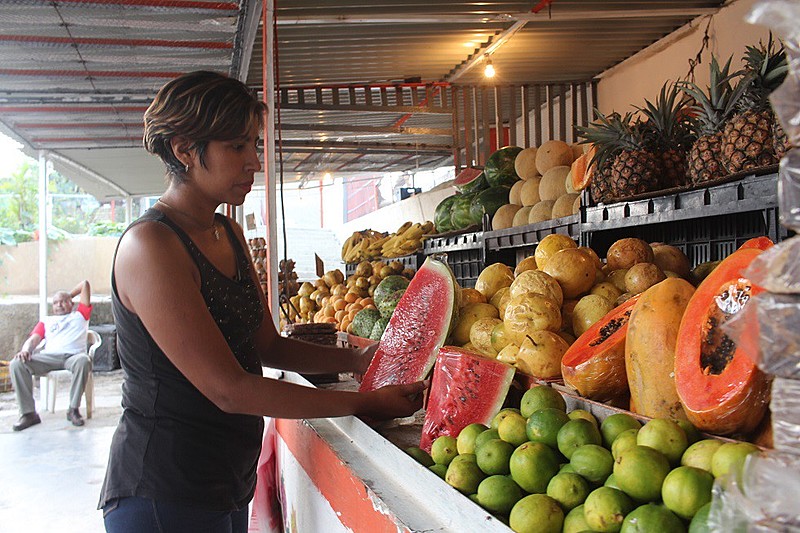 Para vencer a guerra econômica, a venezuelana Alexainer percorre todas as feiras da região buscando o melhor preço