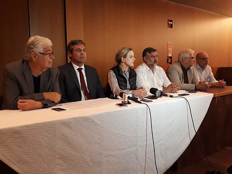 Comitiva de representantes do PT durante coletiva de imprensa após reunião com OEA em Brasília (DF)