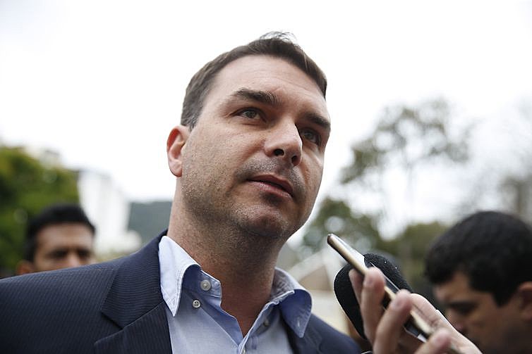 Repercussão negativa com Flávio ofuscou participação do pai, Jair, em Davos, na Suíça