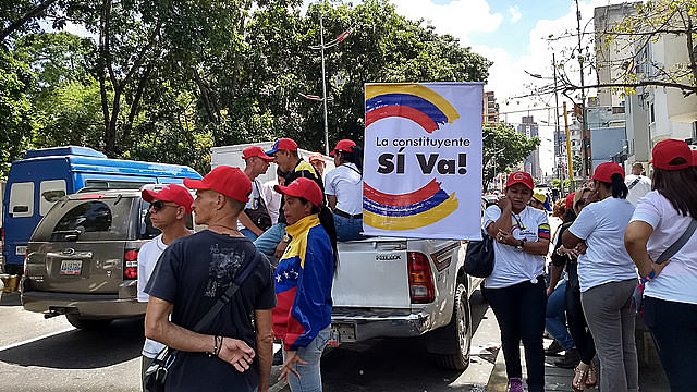Apoiadores da Assembleia Constituinte em frente ao Liceo Andrés Bello, na praça Carabobo, em Caracas