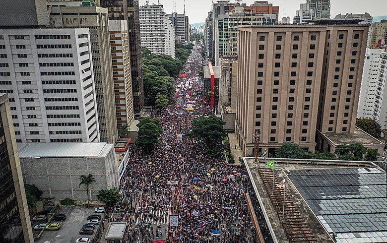Ato desta quinta (30), em São Paulo. Semana começou com as manifestações bolsonaristas e terminou com os protestos em defesa da educação