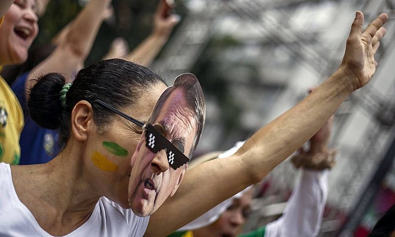 Manifestante protesta com a máscara do presidente Jair Bolsonaro (PSL)