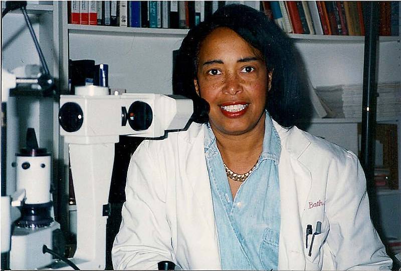 A doutora Patricia Bath foi a primeira mulher negra a receber uma patente médica nos Estados Unidos