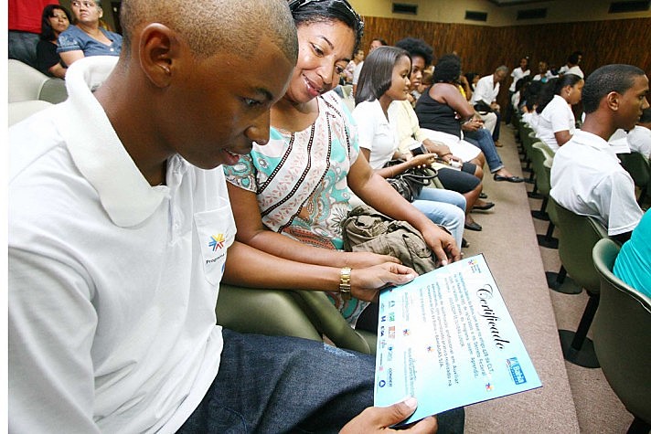 Jovem recebe o certificado de Jovem Aprendiz na Bahia