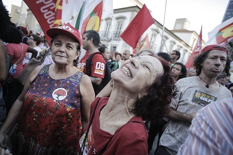 "Novos dias devem ser alimentados em doses poderosas pela felicidade do encontro e pela esperança de justiça social"