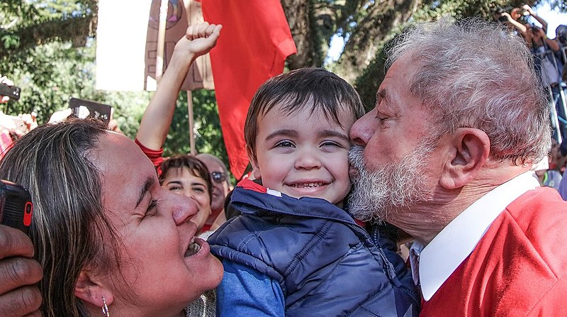 O ex-presidente Luiz Inácio Lula da Silva participa de ato em defesa do polo naval, no Rio Grande do Sul