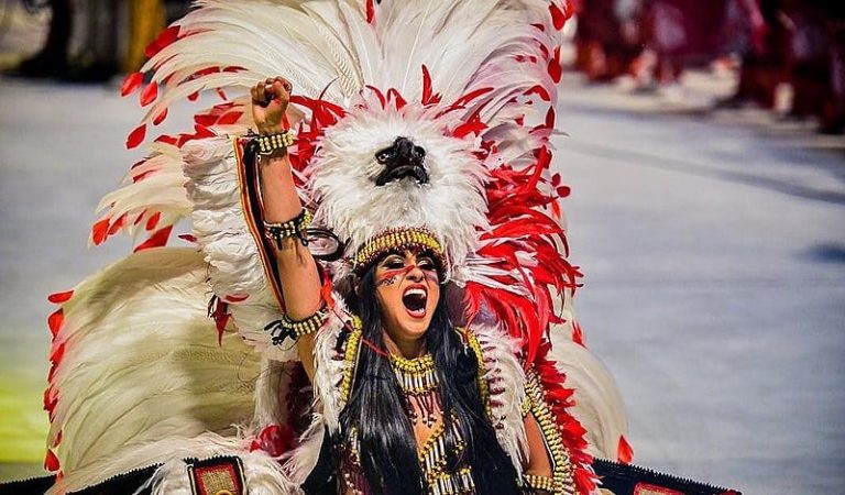 Festival Folclórico de Parintins representa a tradição dos povos do Brasil