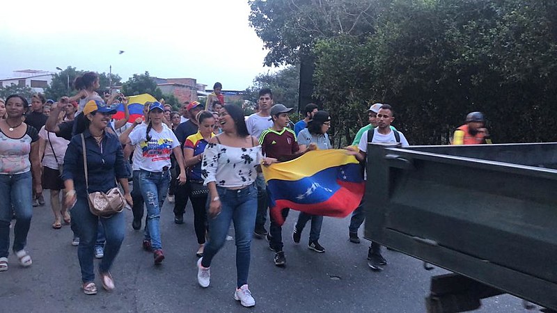 Caravana de opositores viaja em direção à fronteira para pressionar pela entrada de ajuda humanitária