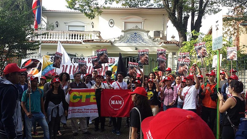 Movimentos sociais realizam ato diante do Consulado da Venezuela, em São Paulo