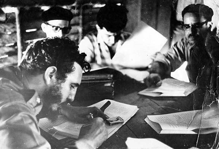 Momento em que Lei da Reforma Agrária foi assinada por Fidel Castro, em 17 de Maio de 1959