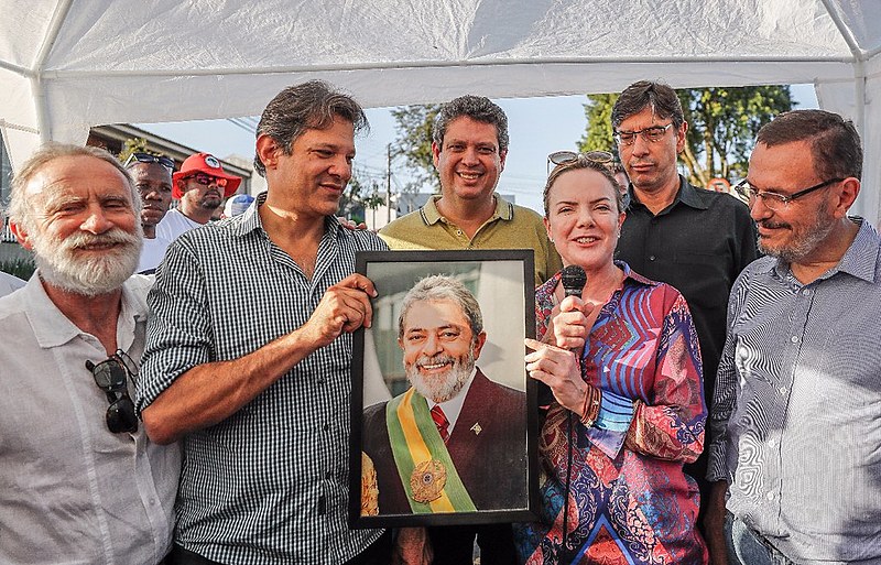 Coordenação de campanha do ex-presidente Lula (PT) foi apresentada durante coletiva de imprensa nesta terça (24), em Curitiba