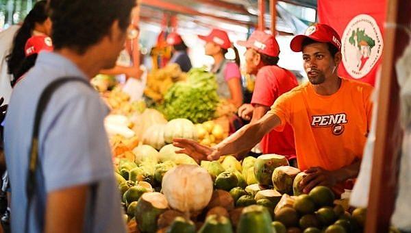 Farmers are expected to more than 230 tons of food at modest prices over the next four days