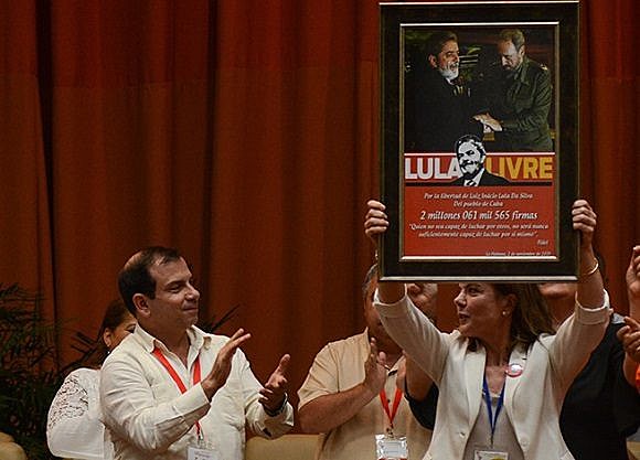 Presidente do PT Gleisi Hoffmann recebe 2 milhões de assinaturas de cubanos e cubanas em apoio à liberdade de Lula