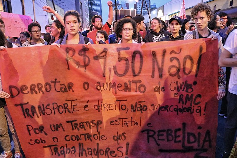 Contra o aumento da tarifa , movimentos sociais, estudantes e apoiadores realizaram protesto na terça, dia 26, no centro da cidade