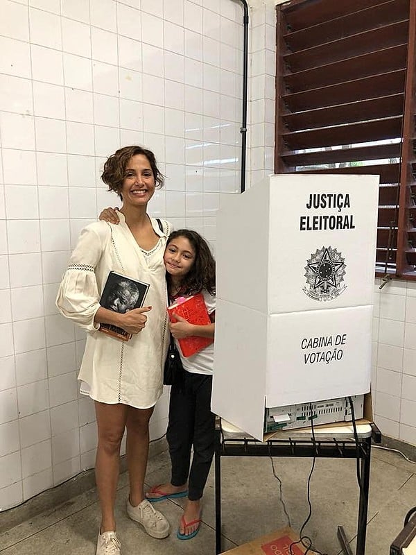 A atriz Camila Pitanga levou uma biografia de Nelson Mandela