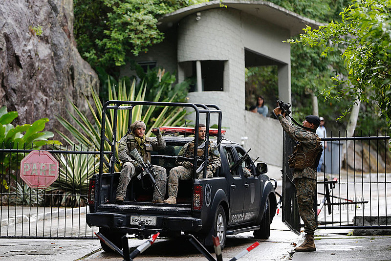 Soldados do exército circulam pelo Rio de Janeiro durante ações da intervenção federal na segurança publica do estado