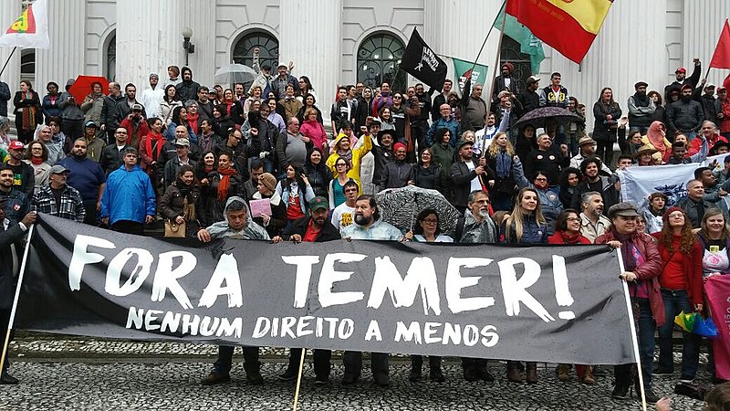 Concentração iniciou na Praça Santos Andrade e seguiu até a Câmara Municipal, onde servidores municipais acampam contra "pacote de maldades"