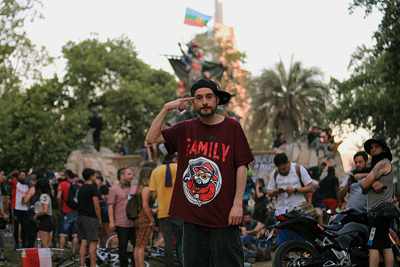 Rapper afirma que o alto preço das tarifas do metrô foi apenas o estopim do levante popular: "Chile estava sendo roubado há muito tempo"