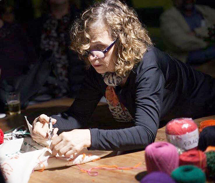 O primeiro trabalho foi uma enorme colcha de 83 quadradinhos bordados que entregariam a Marisa Letícia