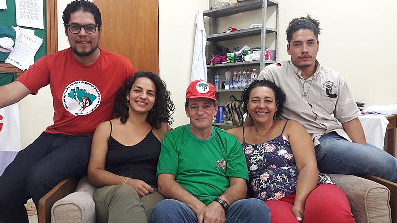 No domingo, os grevistas receberam visitas de familiares na comemoração de dia dos pais