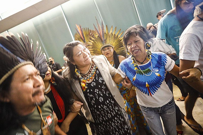 Indígenas durante cortejo de abertura do lançamento da Frente Parlamentar Mista em Defesa dos Direitos dos Povos Indígenas