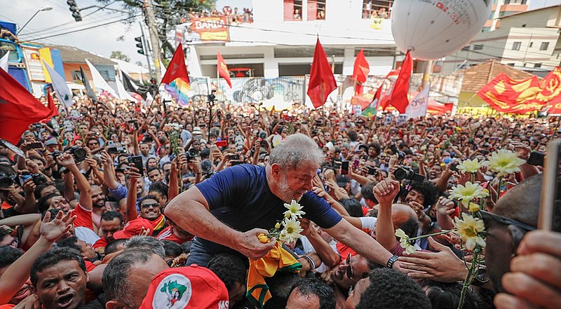 Documento oficial argumenta que "todos os defensores da democracia no Brasil são atacados"; Lula está preso desde abril de 2018