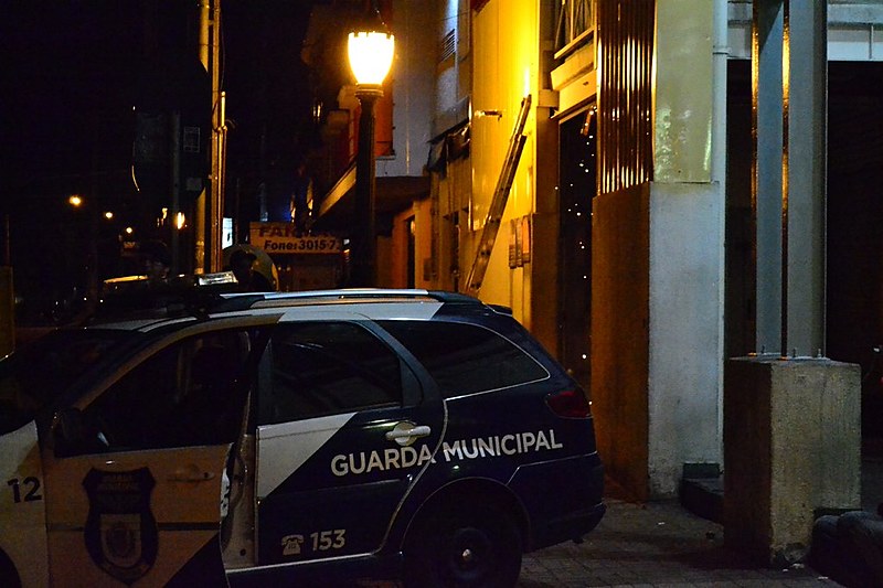 Grades para impedir acesso da população em situação de rua começaram a ser instaladas ao redor de todo o Mercado Municipal no domingo (23/9)