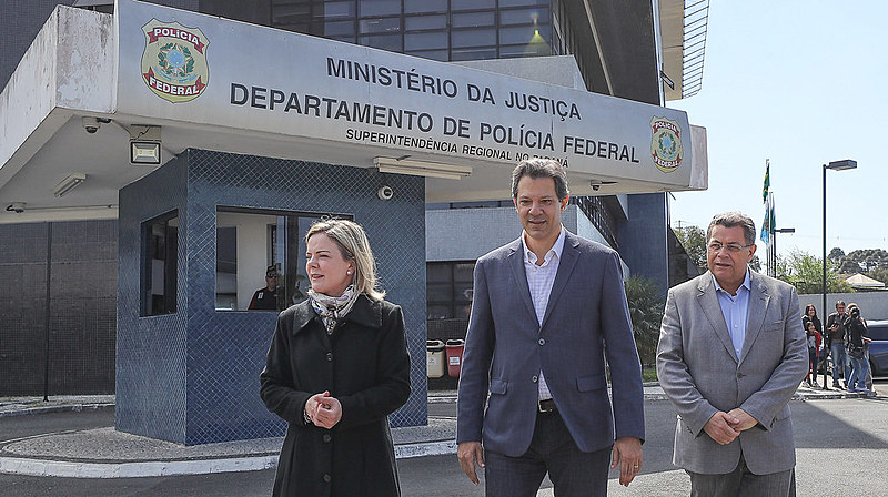Gleisi Hoffmann, Fernando Haddad e Emidio de Souza, em vista ao ex-presidente Lula, na Polícia Federal de Curitiba