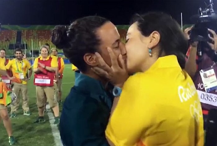 Pedido de casamento de Marjorie Enya para a atleta do rugby Isadora Cerullo depois do último jogo da seleção feminina do Brasil