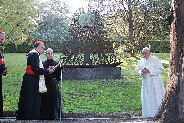 La imagen de Nuestre Señora Aparecida, concebida por el artista plástico Cláudio Pastro, fue levantada en los Jardines del Vaticano