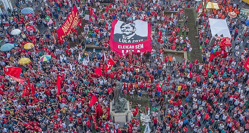 Manifestação em apoio a Lula reuniu mais de 7 mil pessoas em Curitiba