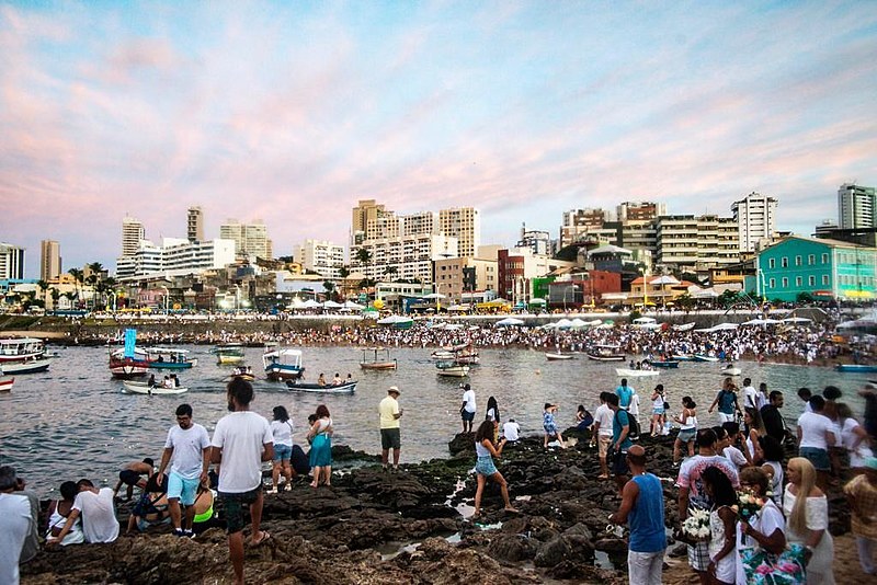 Salvador é conhecida pela cultura, música, capoeira, gastronomia, belas praias, festas populares e alegria da população