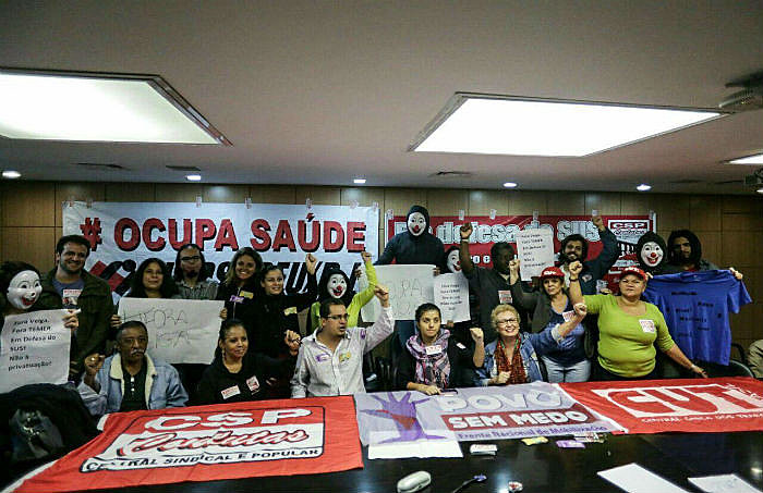 Os manifestantes também pedem a saída do ministro da Saúde, Ricardo Barros e o fim dos cortes orçamentários para o setor