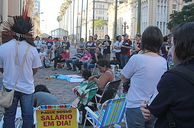 Em greve, servidores da cultura promoveram debate aberto na Praça da Alfândega