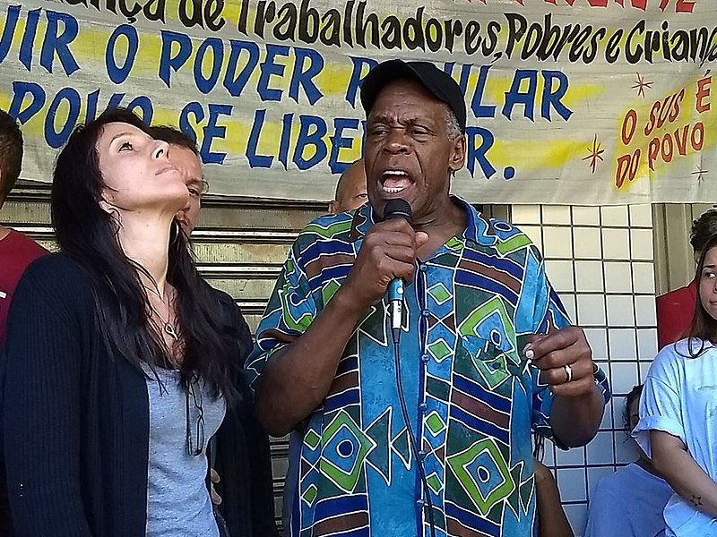Embaixador da ONU, Danny Glover, visita favela carioca