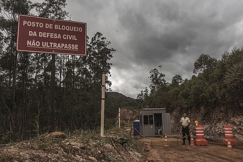 A justiça mineira mobilizou o apoio dos Bombeiros, Defesa Civil e Polícia Militar para a evacuação da área, com pouco menos de 50 habitantes