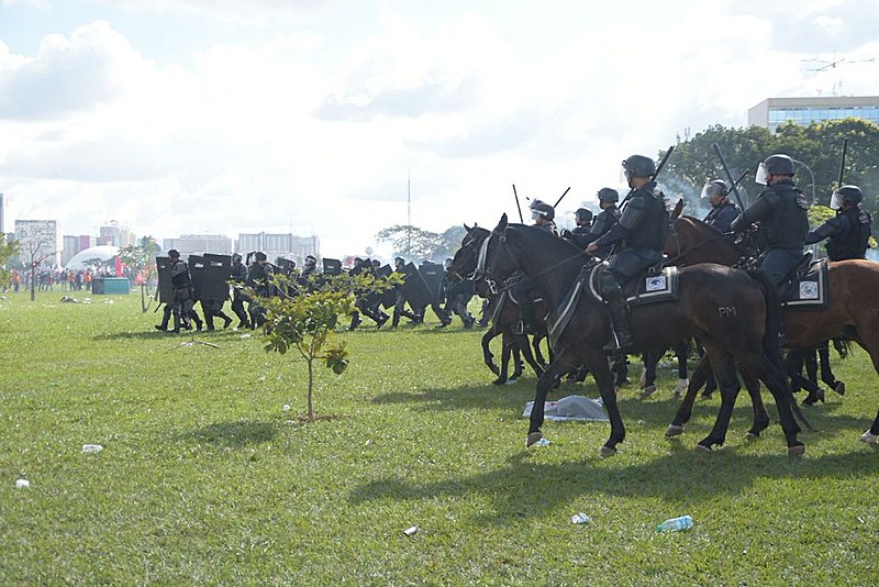 Cavalaria também foi usada contra os manifestantes nesta quarta-feira (24)