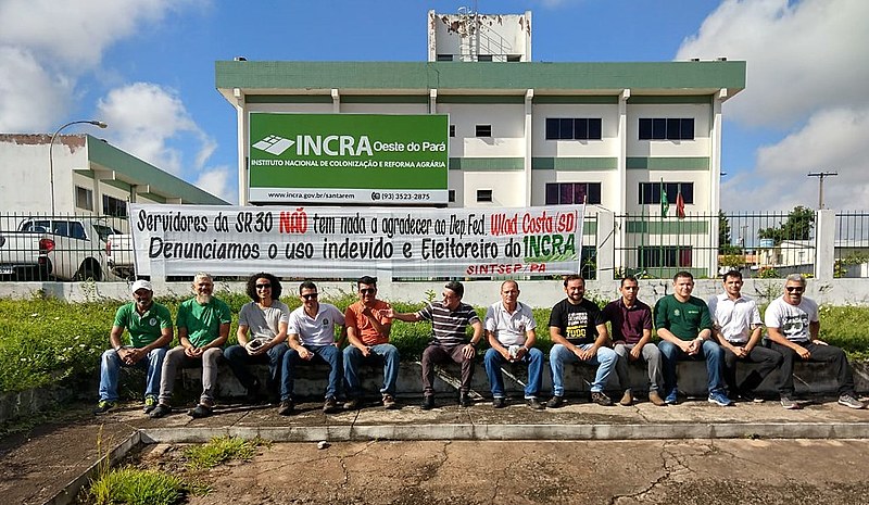 Servidores em ato em frente ao Incra em Santarém em repúdio ao uso da imagem da autaquia e dos trabalhadores pelo deputado Wladimir Costa