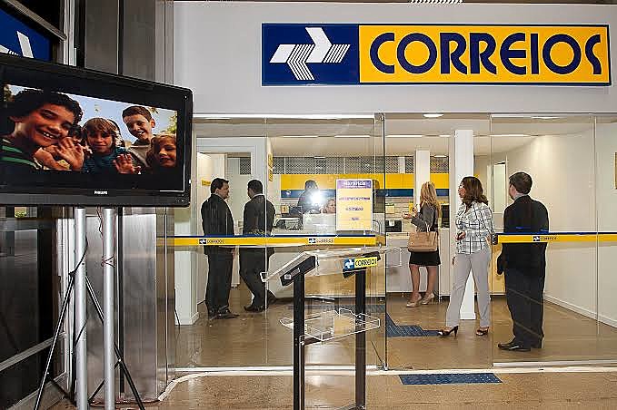 o governo anunciou uma lista de empresas públicas que pretende privatizar. Exemplos são os Correios, a Eletrobrás e até mesmo a Telebrás