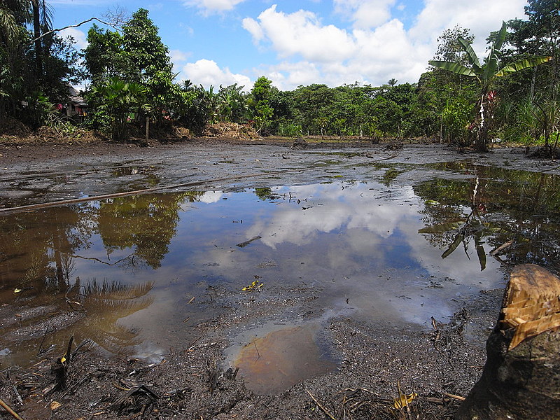 Poluição causada pela exploração petrolífera no Lago Agrio, no Equador. Caso foi levado à corte de arbitragem na Holanda