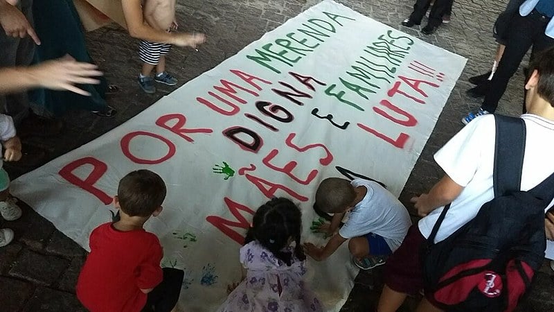 Mães se mobilizam em São Paulo contra "ração humana" de Doria