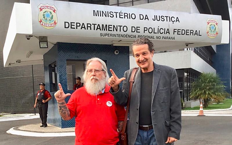 Procurador aposentado Afrânio Jardim (esq.) e Juca Kfouri (dir.) estiveram com Lula às vésperas do aniversário de um ano da prisão política